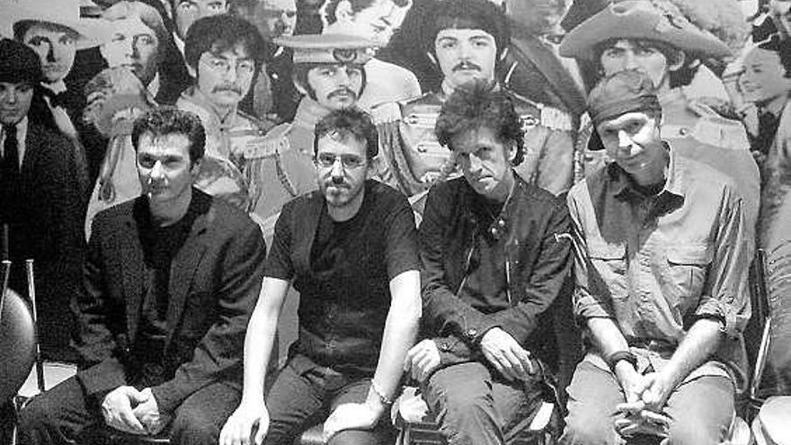 Jorge Otero y Willie Nile, segundo y tercero por la izquierda, ante una imagen de «Sgt. Pepper», de «The Beatles».