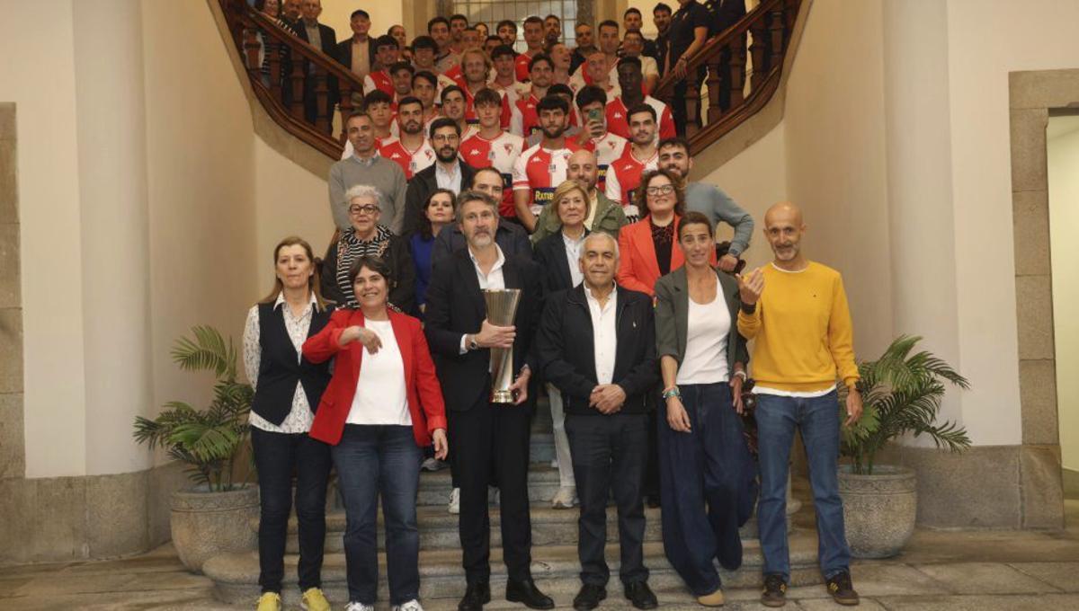 Corporación municipal y club posaron para la ocasión. | NOÉ PARGA
