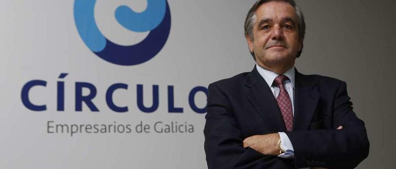 El presidente del Círculo de Empresarios, Juan Güell, con la nueva imagen de marca. // Ricardo Grobas