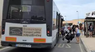 El Consell de Formentera modifica desde hoy horarios y frecuencias del transporte público