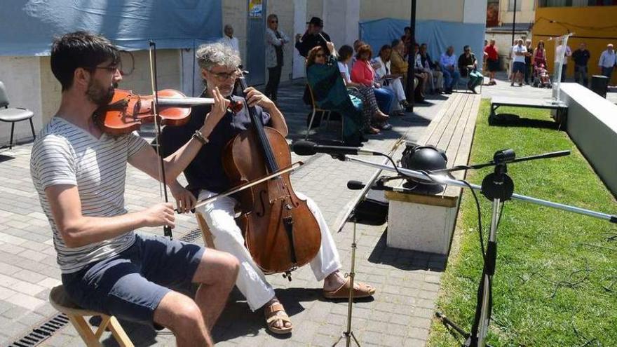 O grupo de violonchelos do Conservatorio, Ángeles Ruibal e Cuchús Pimentel amenizaron o acto. // G.N.