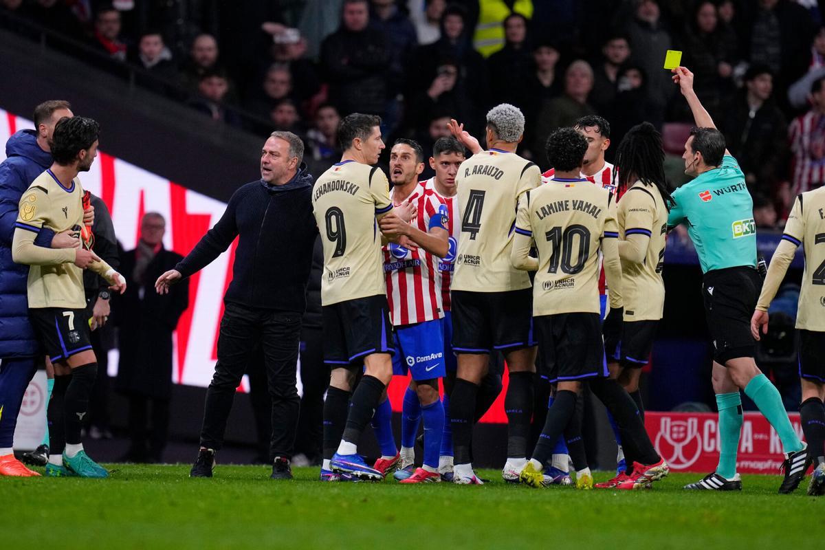 El árbitro Juan Martinez Munuera, durante el partido entre el Atlético y el Barcelona
