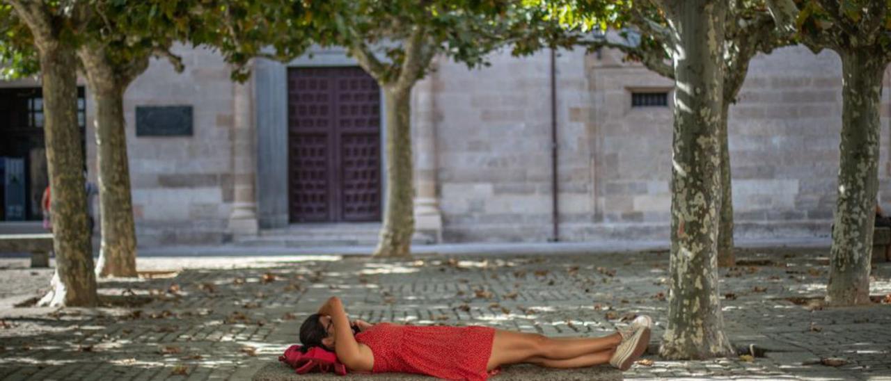 Chica a la sombra en la Plaza de Viriato. | Emilio Fraile
