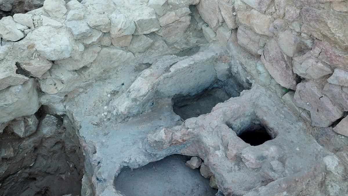 Detall de l'estructura de l'antiga cuina grega, on hi havia un fornet i un fogó que s'alimentaven amb brases. Foto publicada el 7 de desembre del 2021 (Horitzontal)