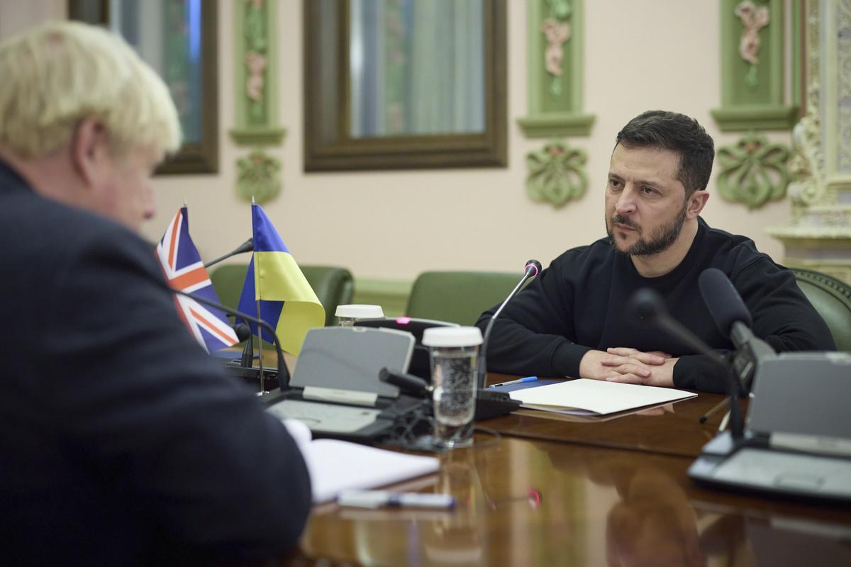 El presidente ucraniano Volodymyr Zelensky da la bienvenida al ex primer ministro británico Boris Johnson para una reunión en Kyiv, Ucrania, el 22 de enero de 2022 en medio de la invasión rusa.