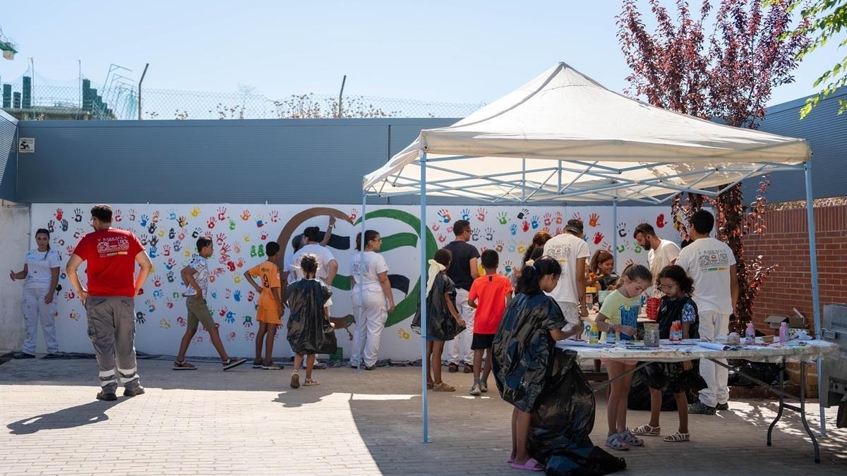 El alumnado de la Escuela Barraeca y los niños del programa "Vacaciones en paz", durante una de las actividades compartidas en Mérida.