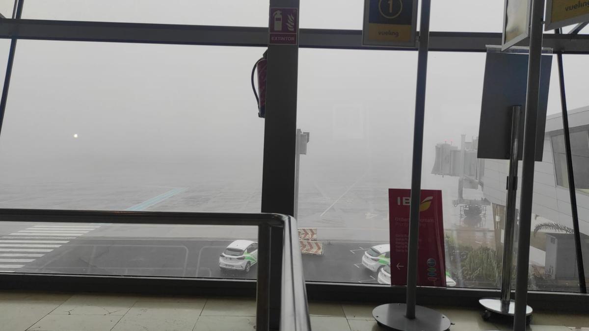 La niebla cubría el sábado la pista del aeropuerto de Los Rodeos, en Tenerife.