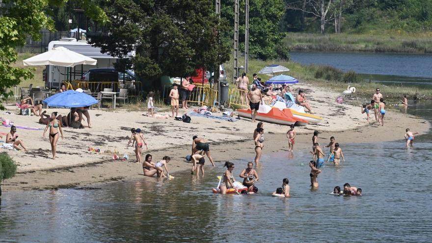 Usuarios ayer en la playa de Ponte Sampaio, una de las que solucionó los problemas.