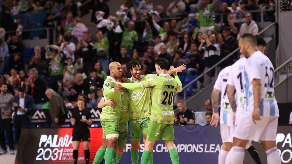 Los jugadores del Palma Futsal celebran uno de los goles durante el partido contra el Riga en Son Moix.