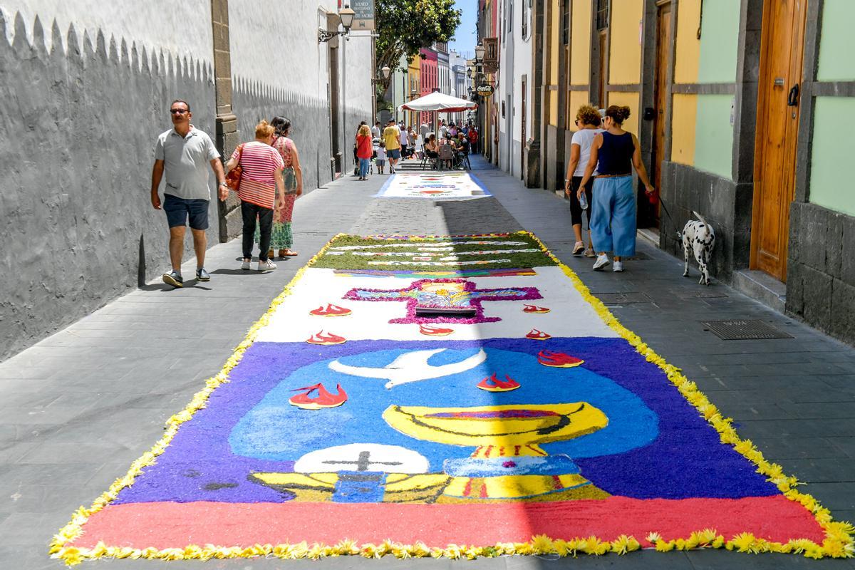 Alfombras de sal en una de las calles de Vegueta.