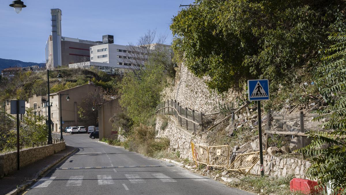 El acceso cortado desde hace ocho meses que denuncia Guanyar Alcoi.