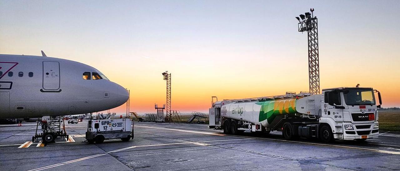 Imagen de un camión de combustible en un aeropuerto.