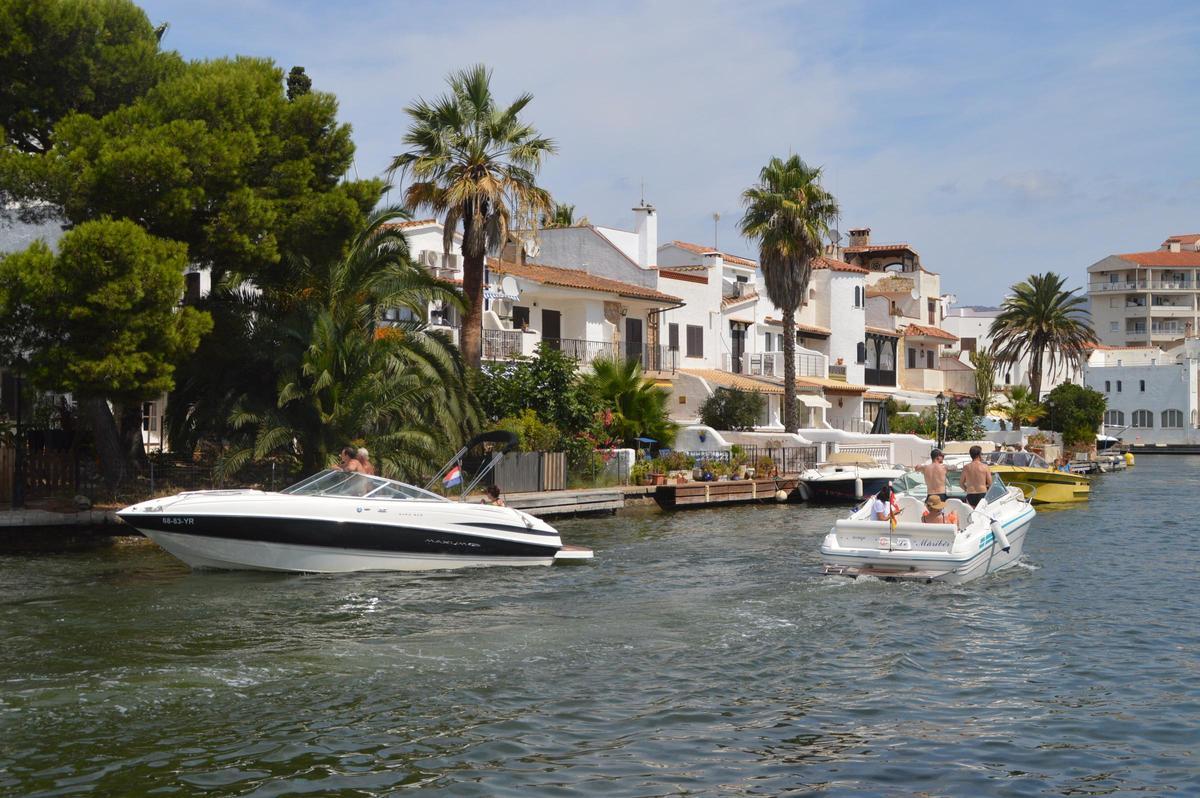 La navegació pels canals permet als residents amarrar les seves llanxes a casa mateix.