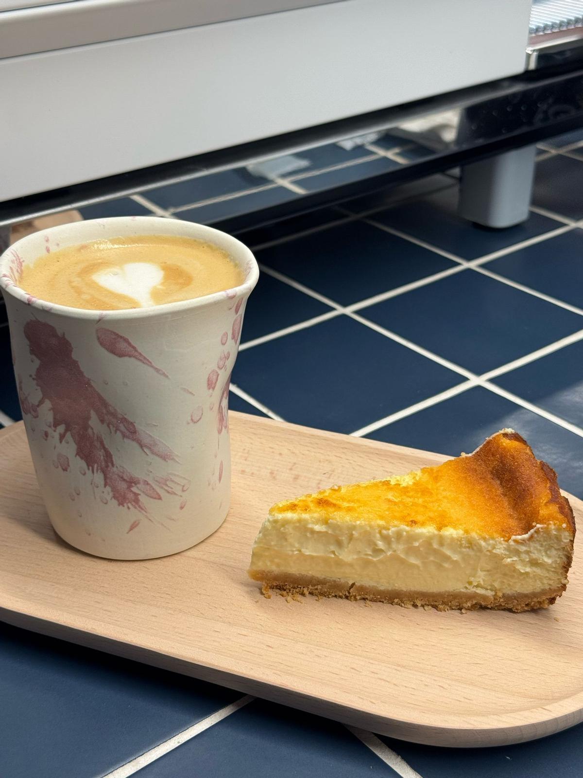 Café y tarta de C Coffee.