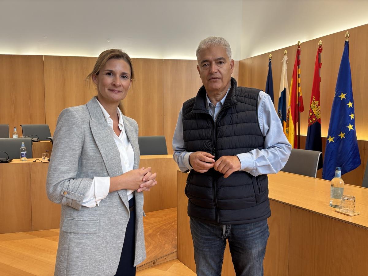 Marina Pérez y José Juan Cruz Saavedra, en el Ayuntamiento de Tías.