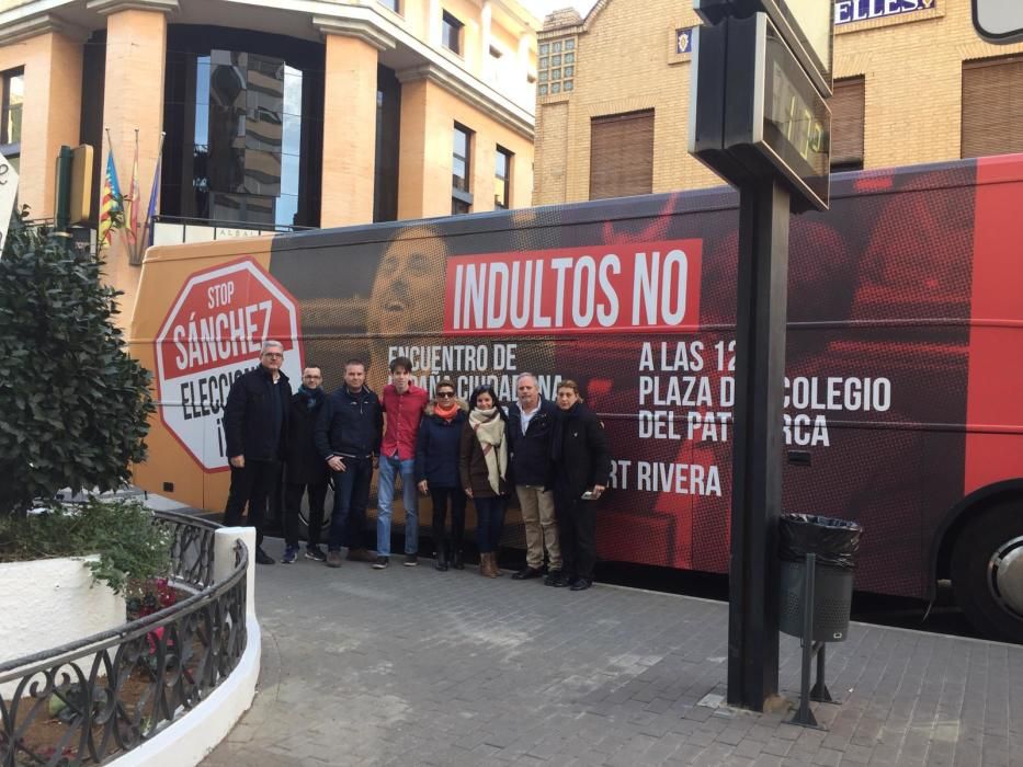Dirigentes de Ciudadanos recorren l'Horta Sud en una campaña contra Pedro Sánchez.
