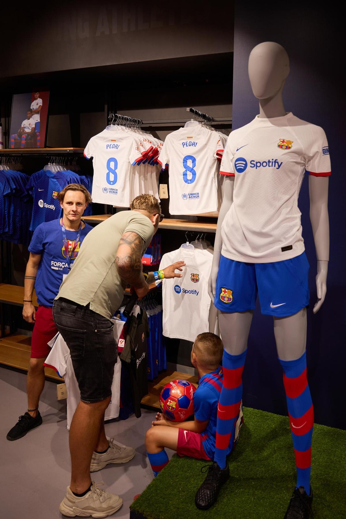 ¡Locura por la nueva camiseta blanca del Barça!