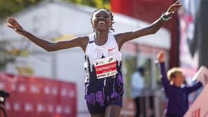 La atleta keniana Ruth Chepngetich, tras batir el récord del mundo de maratón en Chicago.