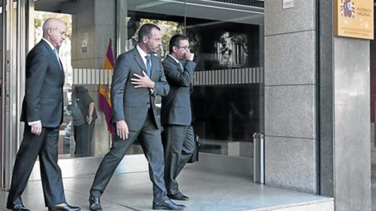 Sandro Rosell, en el centro, abandona la Audiencia Nacional en julio del 2014.