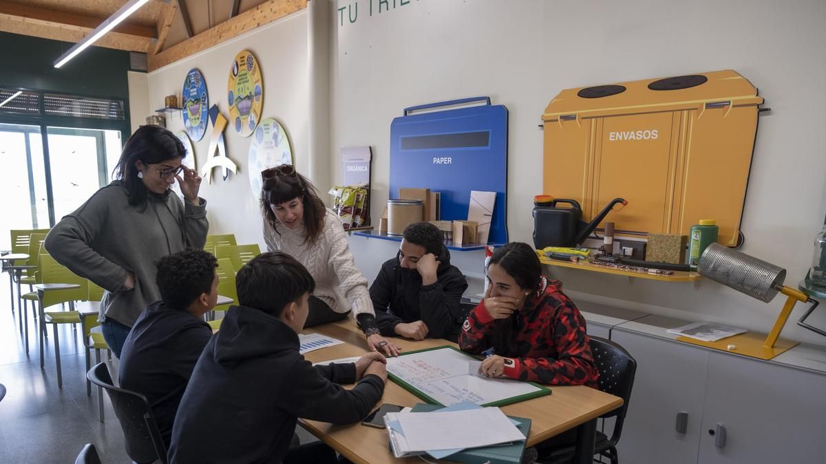 Estudiants de secundària fent un taller sobre sistemes de recollida de residus