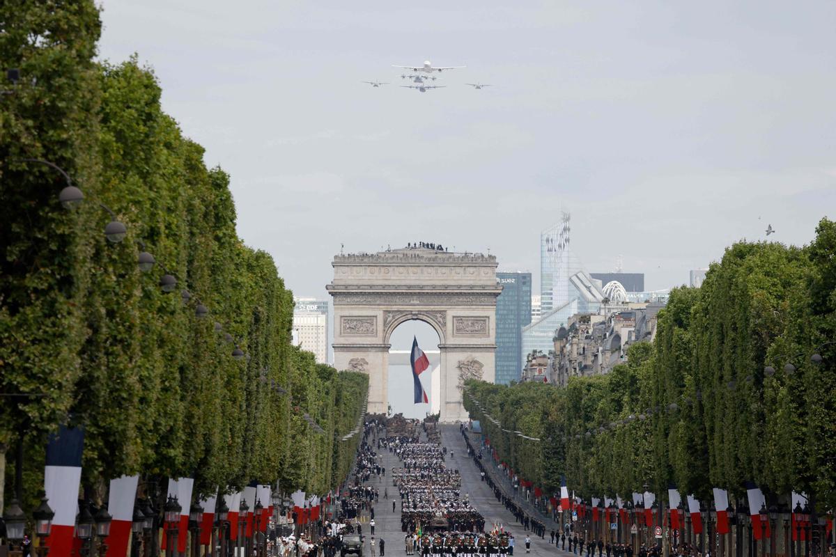 París celebra por todo alto el aniversario de la toma de la Bastilla.