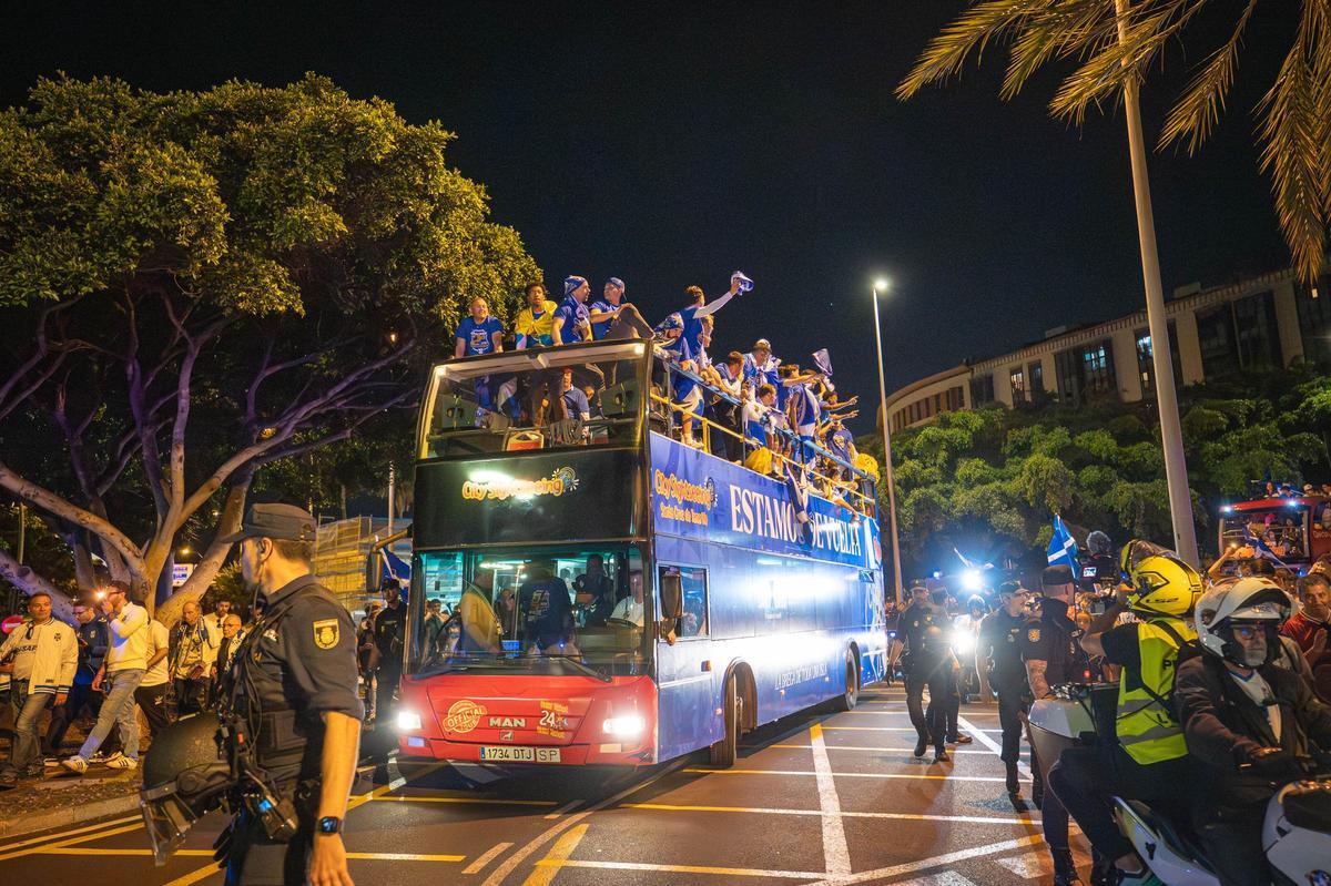 La plantilla del CD Tenerife llega al Cabildo para celebrar el ascenso con la afición blanquiazul La plantilla del CD Tenerife llega al Cabildo para celebrar el ascenso con la afición blanquiazul