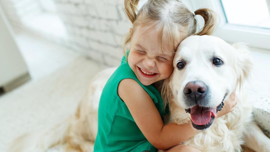 Una niña con un perro.