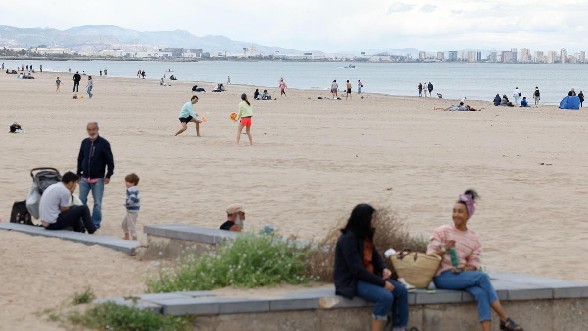 Varias personas disfrutan una jornada en la playa.