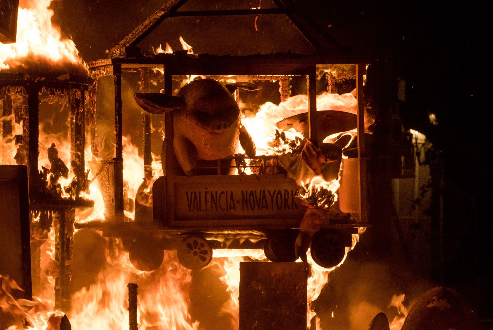 Así ha ardido la falla infantil municipal en València