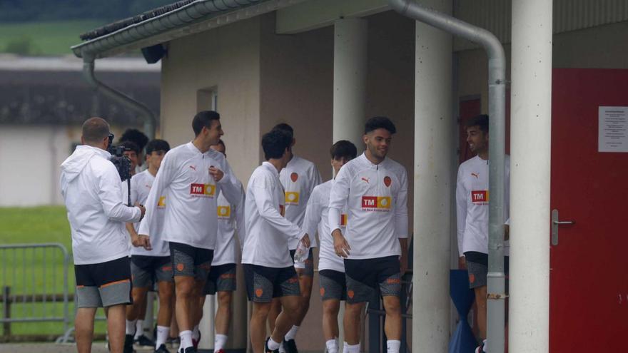 Canteranos del Valencia en la pretemporada del primer equipo.  | J.M. LÓPEZ