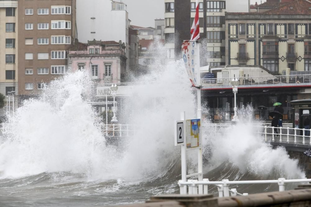 Las imágenes del temporal en Gijón.