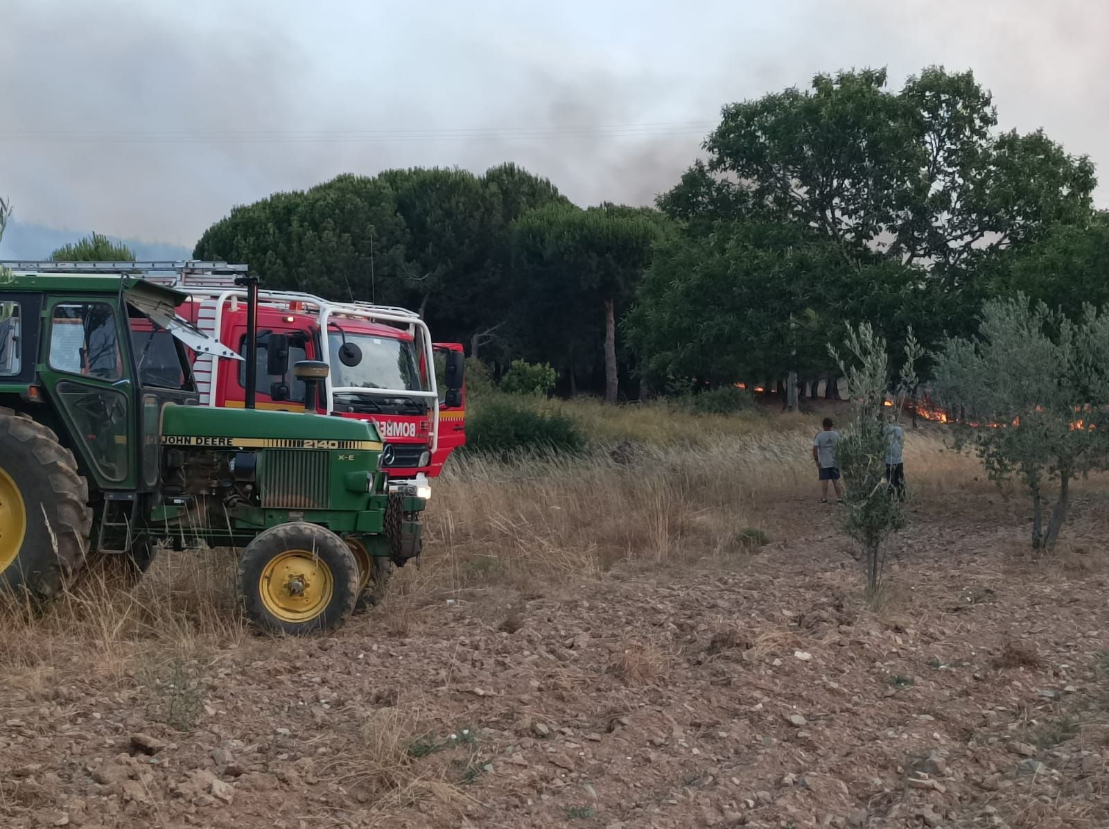 GALERÍA | Los vecinos de Figueruela se enfrentan a las llamas