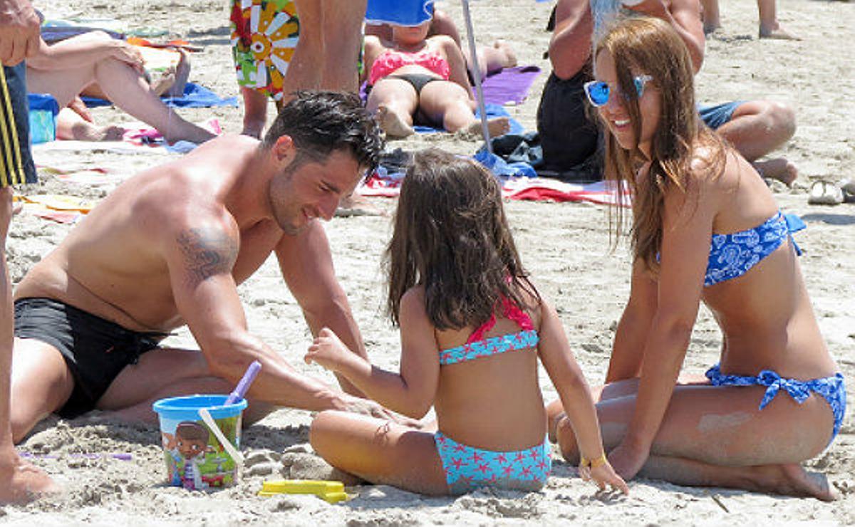 David Bustamante, Paula Echevarría i la seva filla, Daniella, disfruten d’unes vacances a Eivissa.