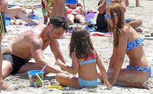David Bustamante, Paula Echevarría i la seva filla, Daniella, disfruten d’unes vacances a Eivissa.