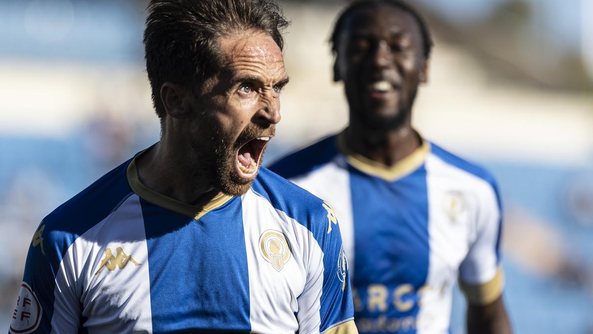 Míchel celebra con euforia uno de los dos goles ante el Terrassa el pasado domingo.