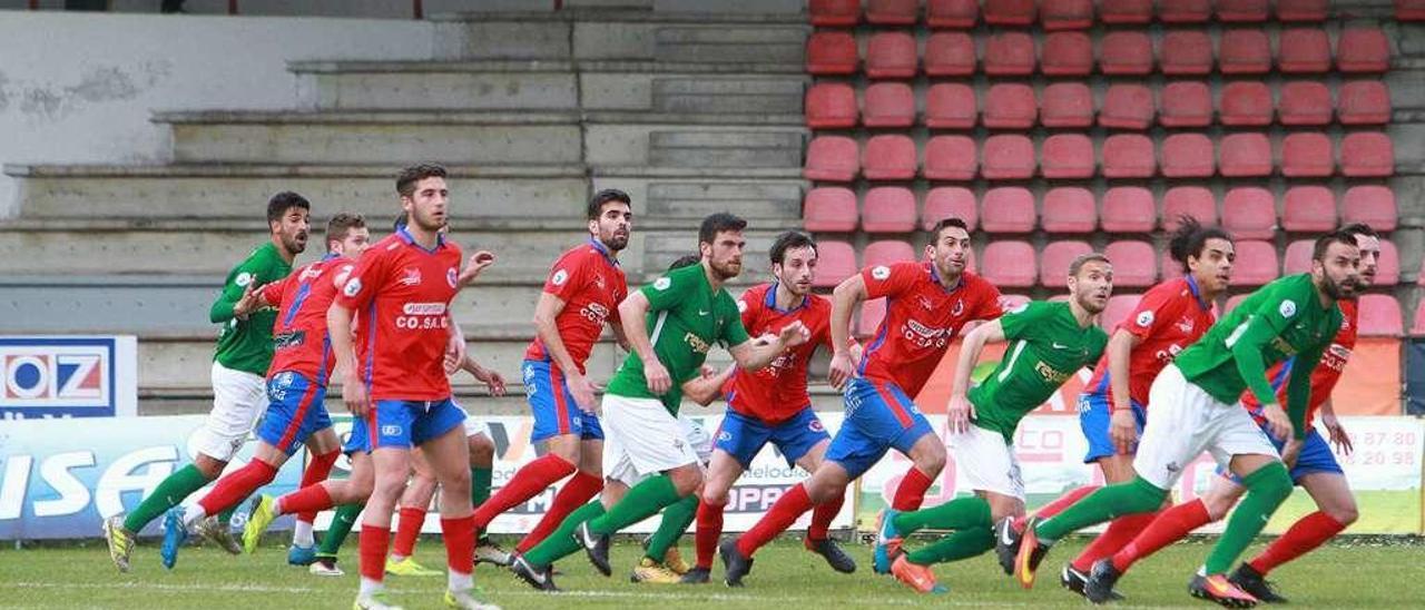 Futbolistas de la UD Ourense y el Racing de Ferrol buscan el balón durante el partido que les enfrentó en O Couto.  // Iñaki Osorio