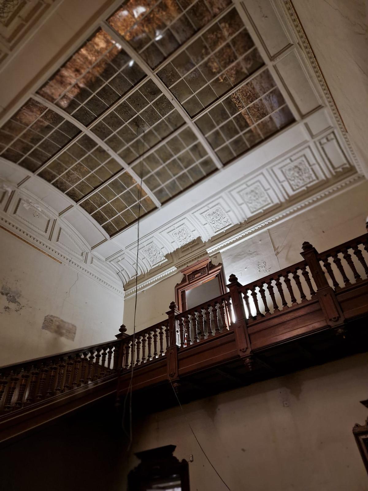 Escaleras interiores del Palacio de Montortal.