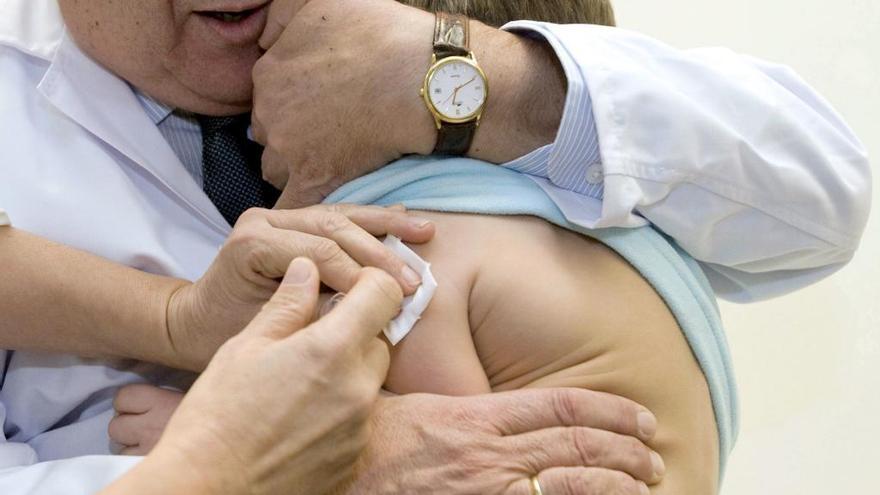 Sanidad retira dos lotes de la vacuna de la meningitis por un problema con el contenido