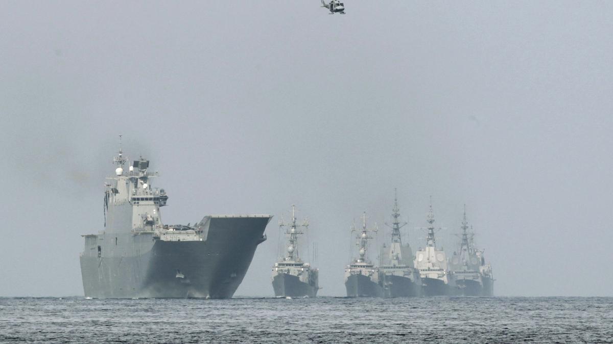 Unidades de la Armada en una revista militar celebrada en la ría de Pontevedra