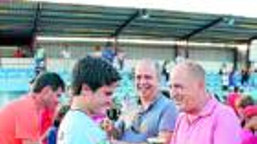 Fiesta del deporte en Arroyo de la Luz con el primer trofeo dedicado a Juan Bermejo