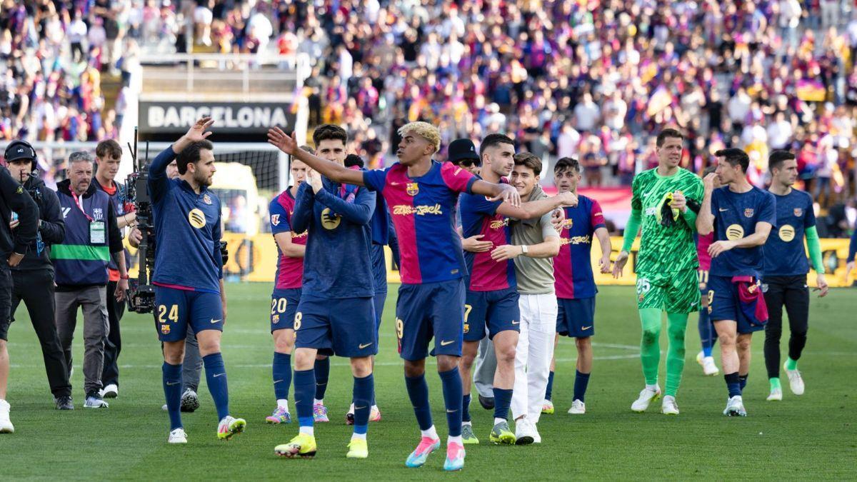 Los jugadores del Barça celebran el triunfo ante el Real Madrid en Montjuïc