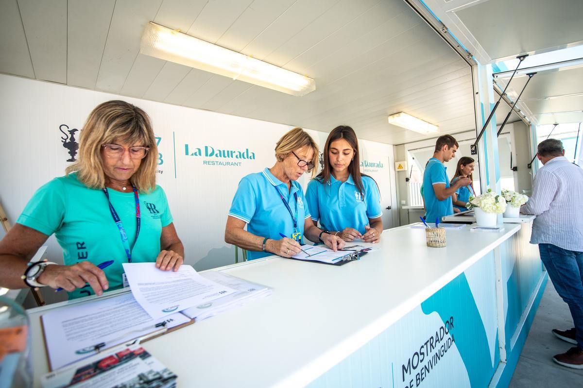 Varias personas voluntarias de la Copa América de vela colaboran en las tareas de tierra de las regatas preliminares de Vilanova i la Geltrú.