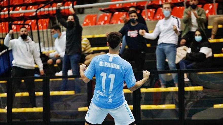 Sergio Parra celebra uno de sus goles en el partido de ayer.