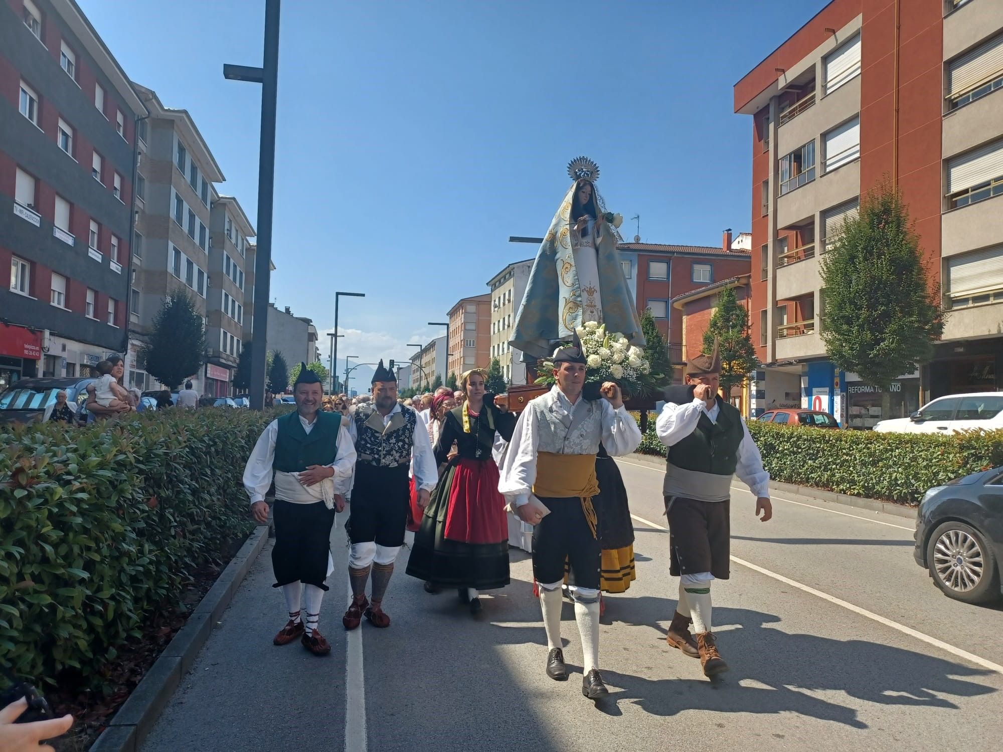 Multitudinaria procesión en Lugones: así fue la gran cita religiosa por las fiestas de Santa Isabel