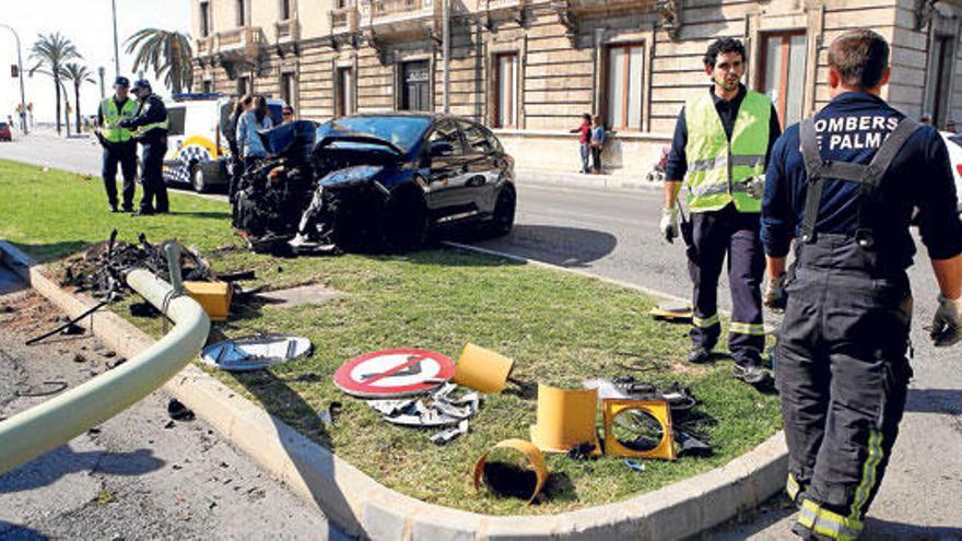 Herido crítico tras estrellarse contra un semáforo en el Paseo Marítimo de Palma