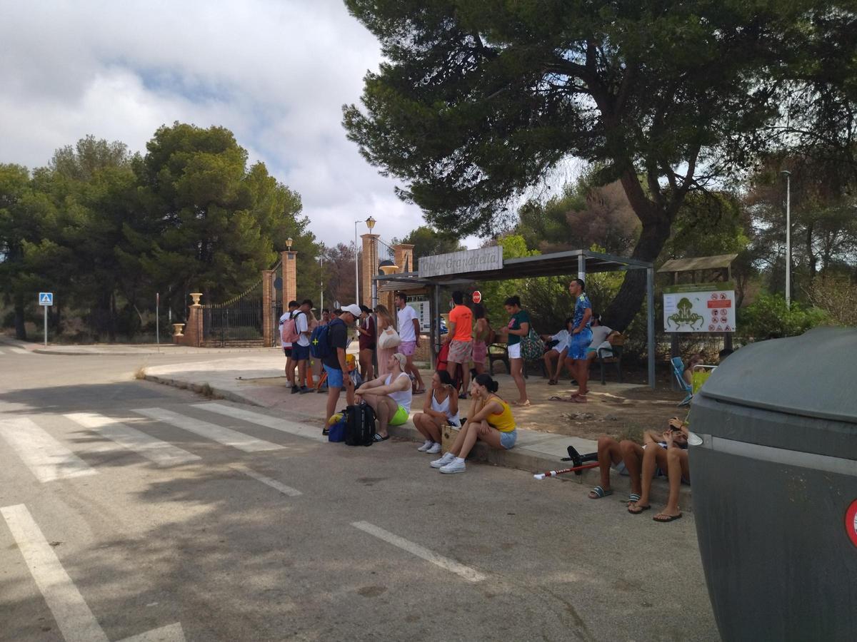 Bañista que esperan en la parada donde el bus inicia el trayecto a la Granadella