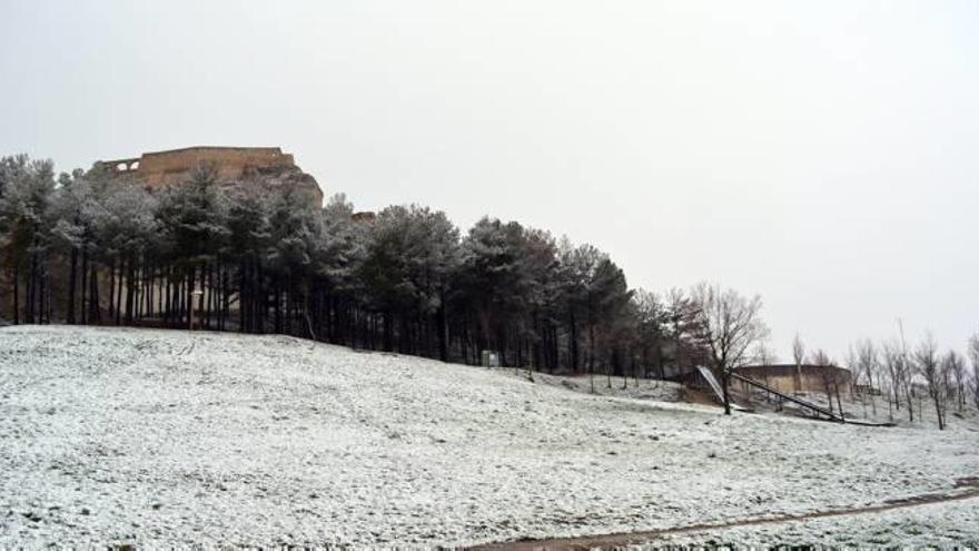 La nieve dejó en Morella un paisaje invernal.