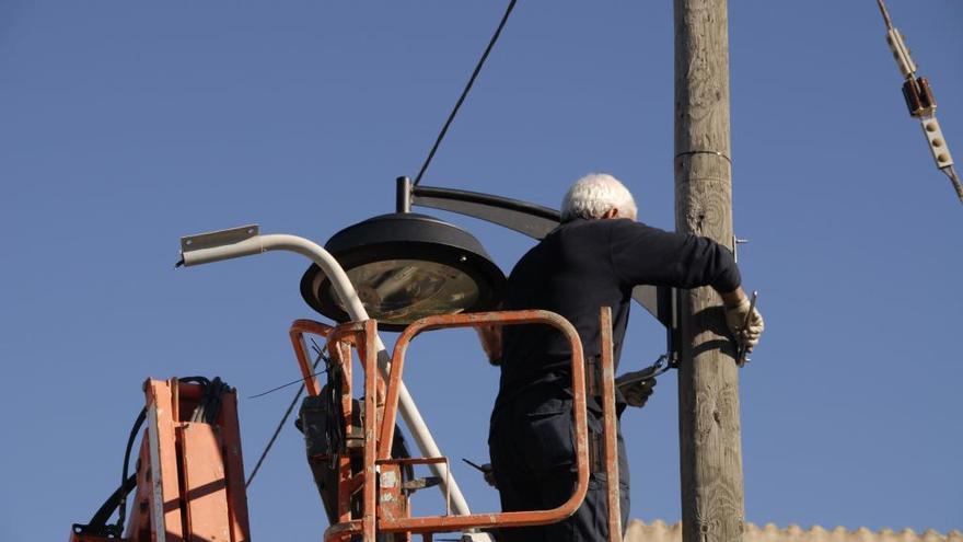 Un operario trabaja en una farola en el municipio de Marratxí.