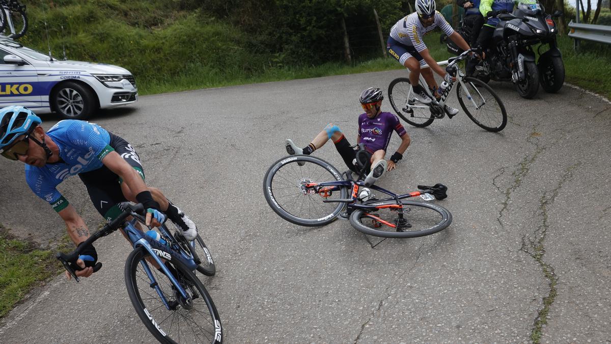 Las imágenes de la última etapa de la Vuelta a Asturias: crónica y reacciones