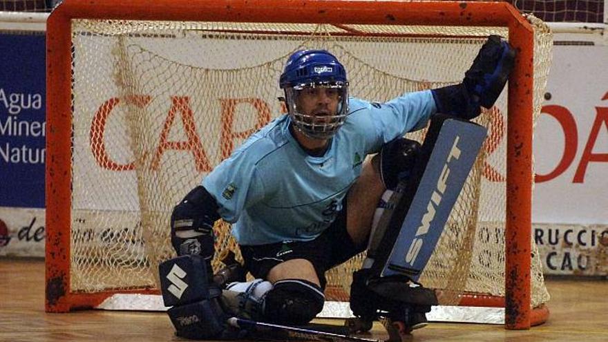 Jaume Llaverola defiende la portería del Liceo en un partido de la Liga Europea contra el Noia. / juan varela